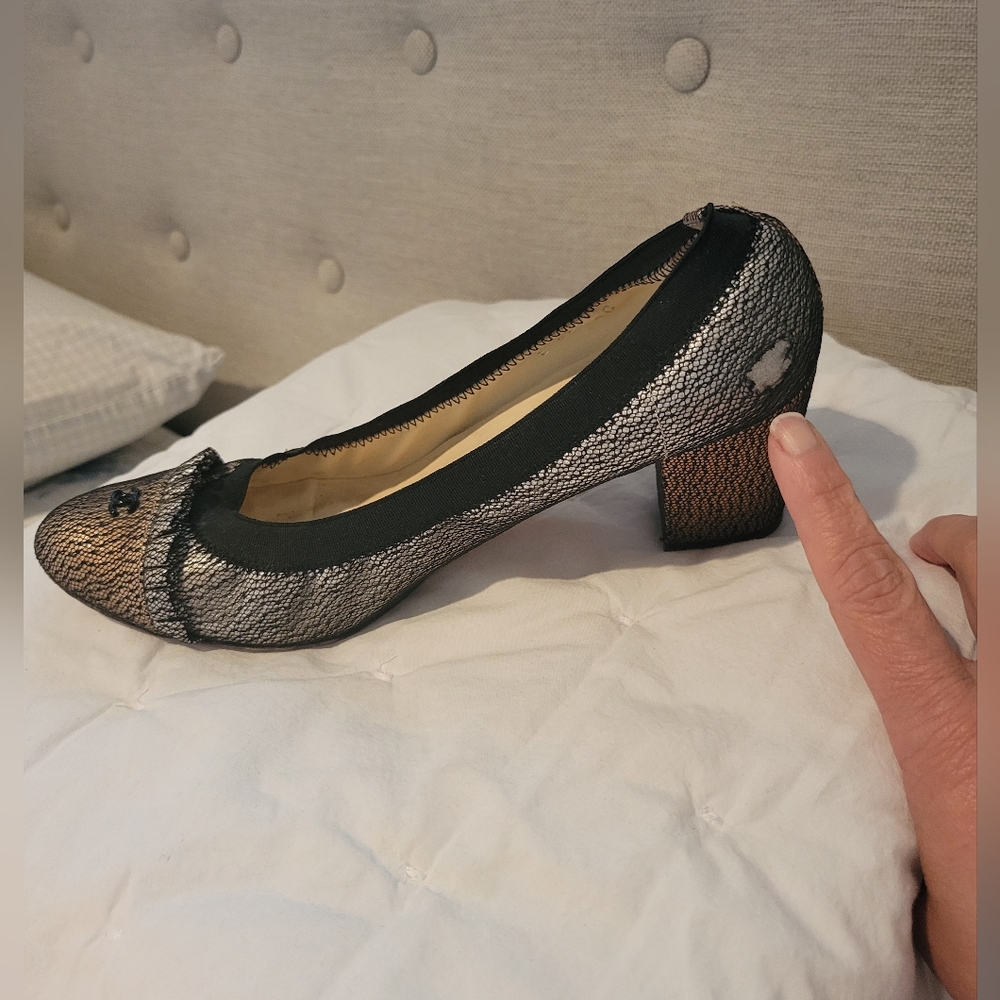 CHANEL Metallic Gold & Black Lace Cap-Toe Pumps – Size 40 (US 9) - Picture 4 of 7
